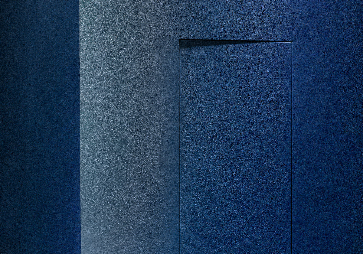 Blauw minimalisme of een geheime deurposter