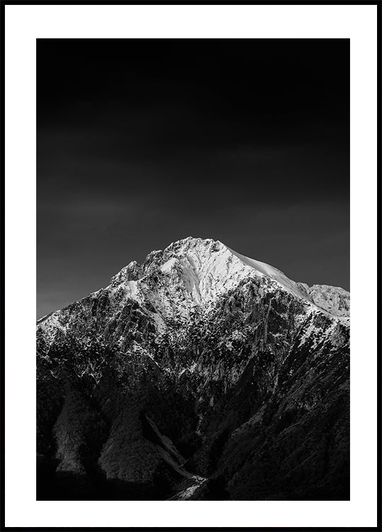 A Large Snow-Capped Mountain Portrait Plakat - Posterbox.dk