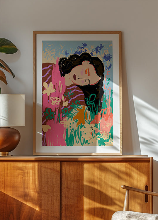 Expressief figuur omringd door kleurrijke bloemenposter