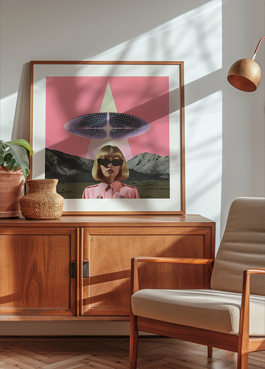 Een vrouw die onder een UFO staat (NIEUW)