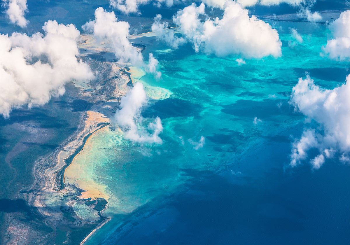 Zandstrand ontmoet oceaan