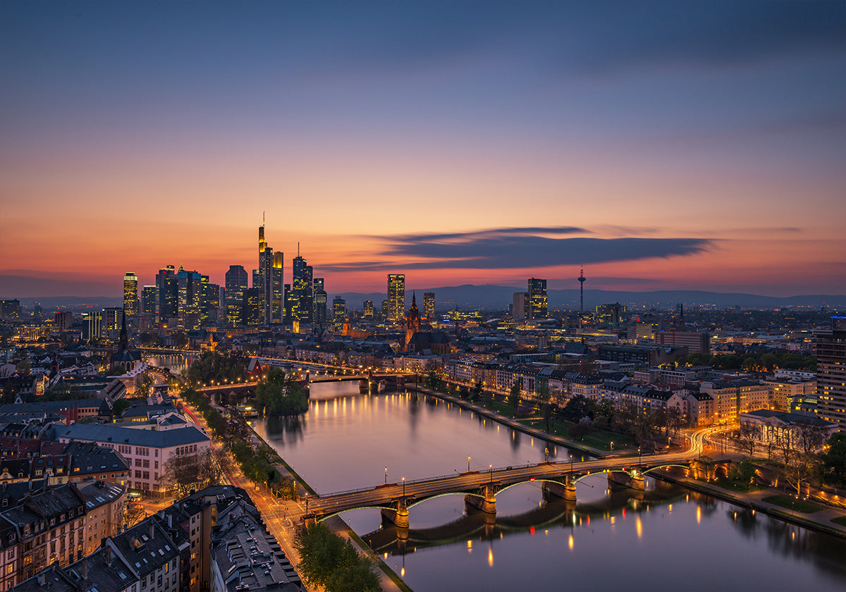 De Horizon van Frankfurt bij zonsondergang