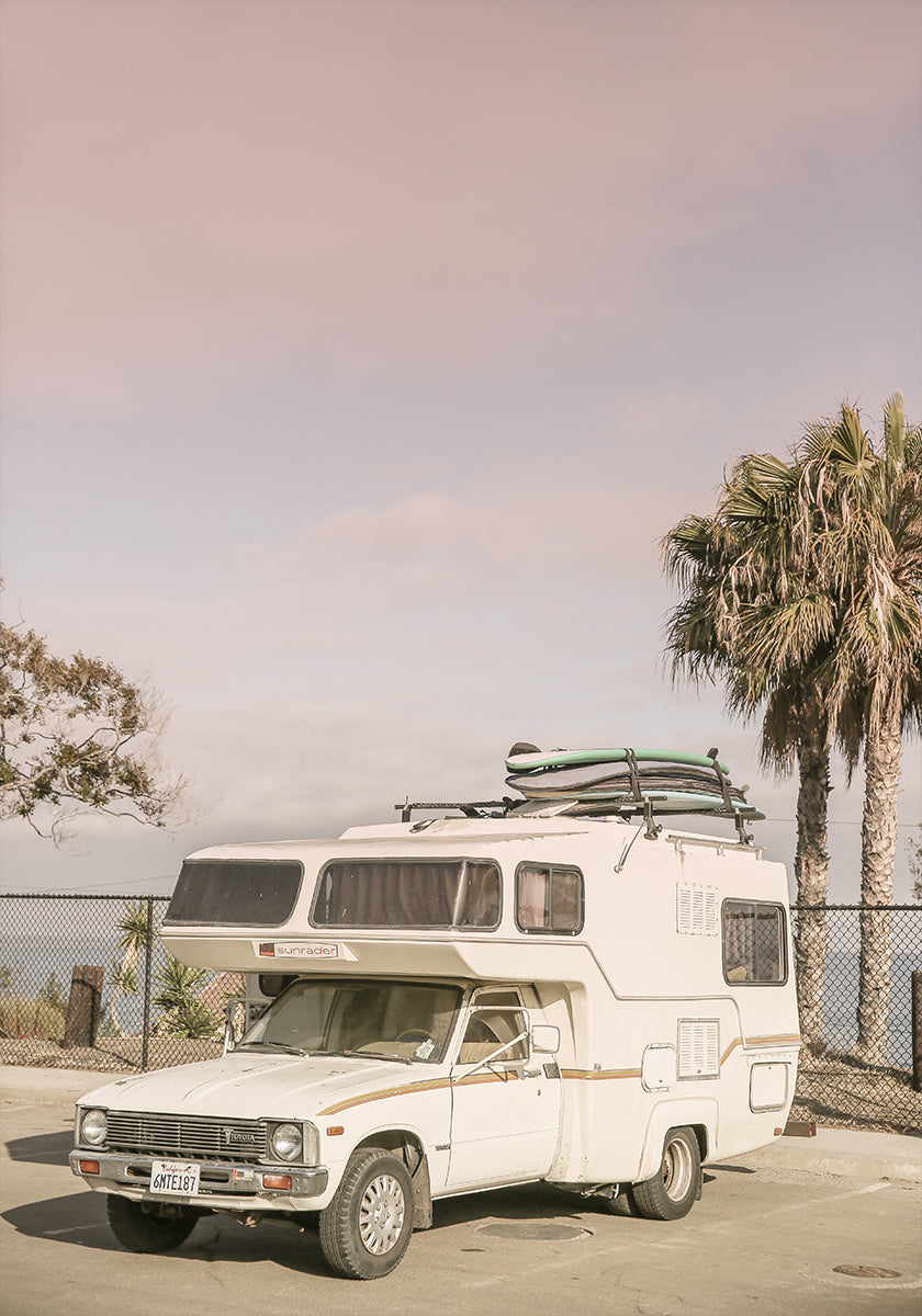 Vintage camper geparkeerd
