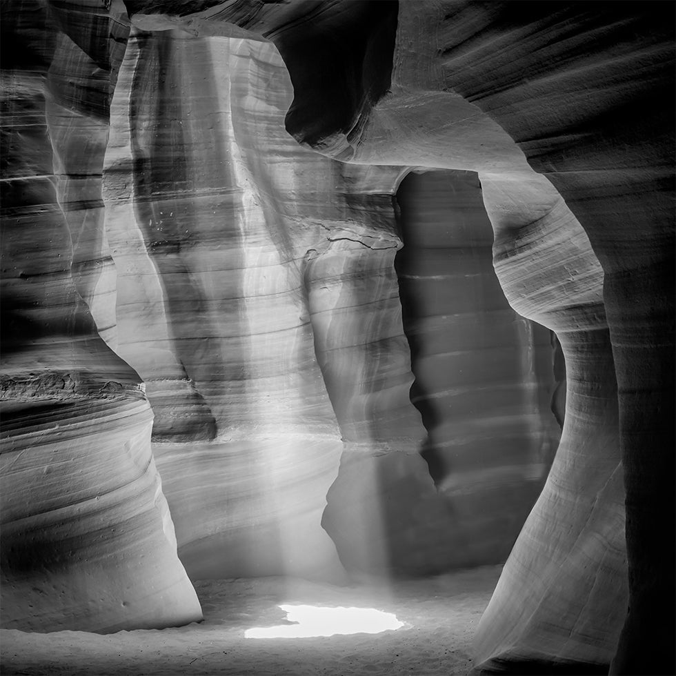 MONOCHROOM ANTELOP CANYON Prachtige Lightbeam-poster