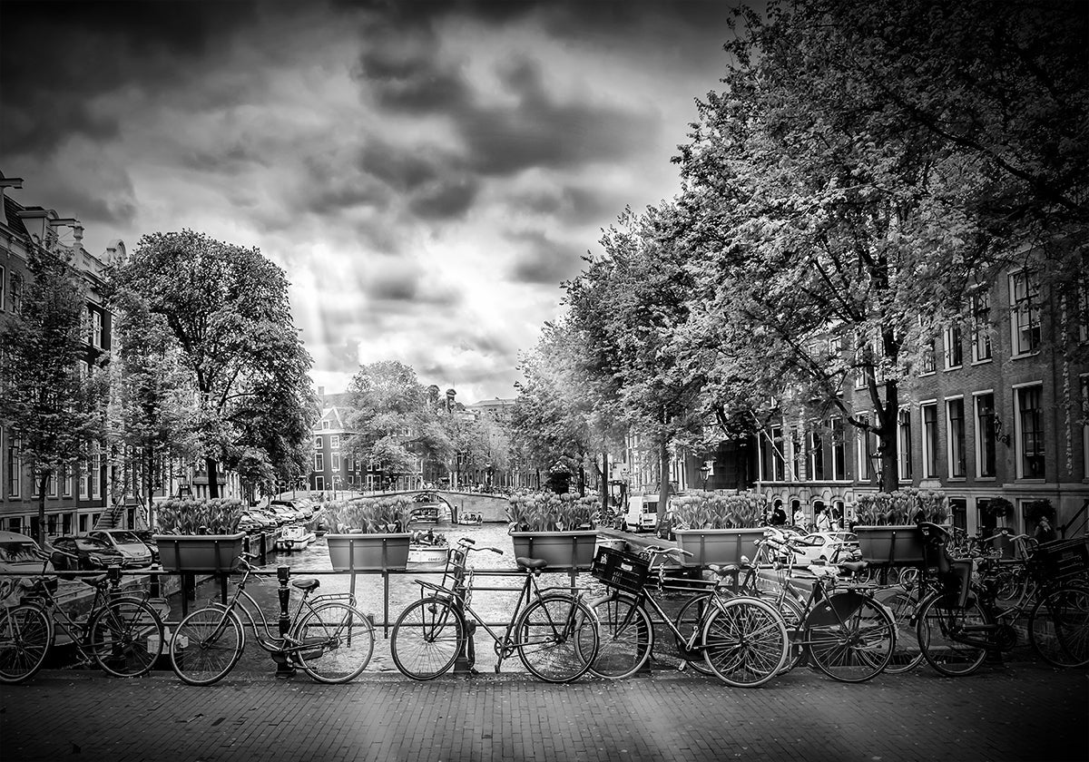 AMSTERDAM Typisch stadsgezicht in monochrome poster
