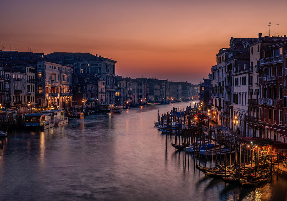 Het Canal Grande van Venetië bij zonsondergang