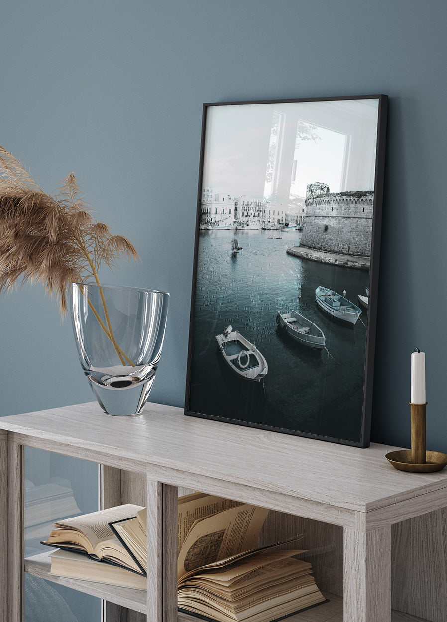 Boats With Views of Puglia Plakat - Posterbox.dk