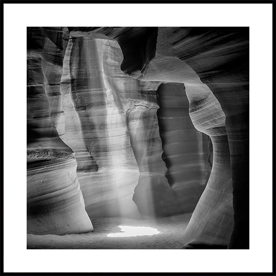 MONOCHROOM ANTELOP CANYON Prachtige Lightbeam-poster