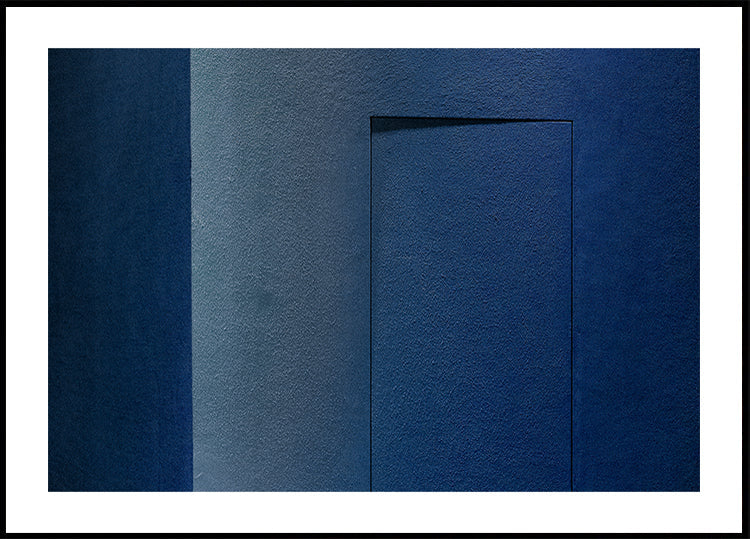 Blauw minimalisme of een geheime deurposter