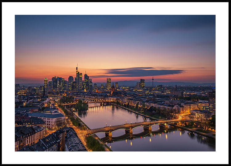 De Horizon van Frankfurt bij zonsondergang