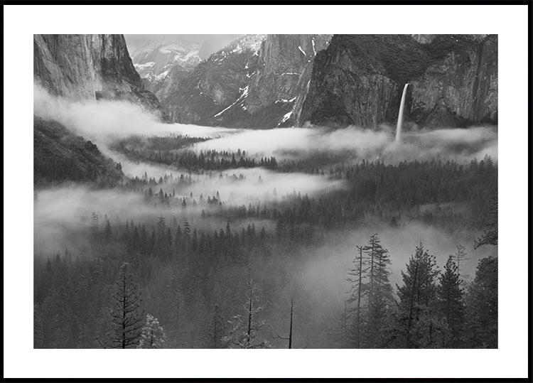 Mist drijvend in Yosemite Valley