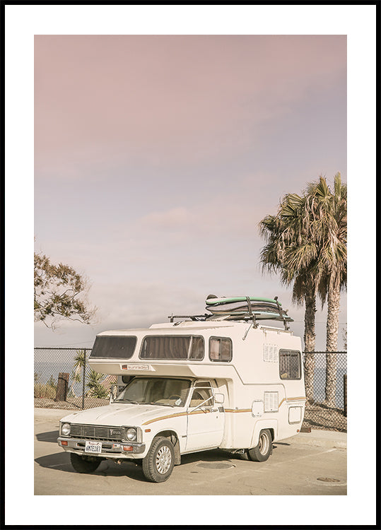 Vintage camper geparkeerd
