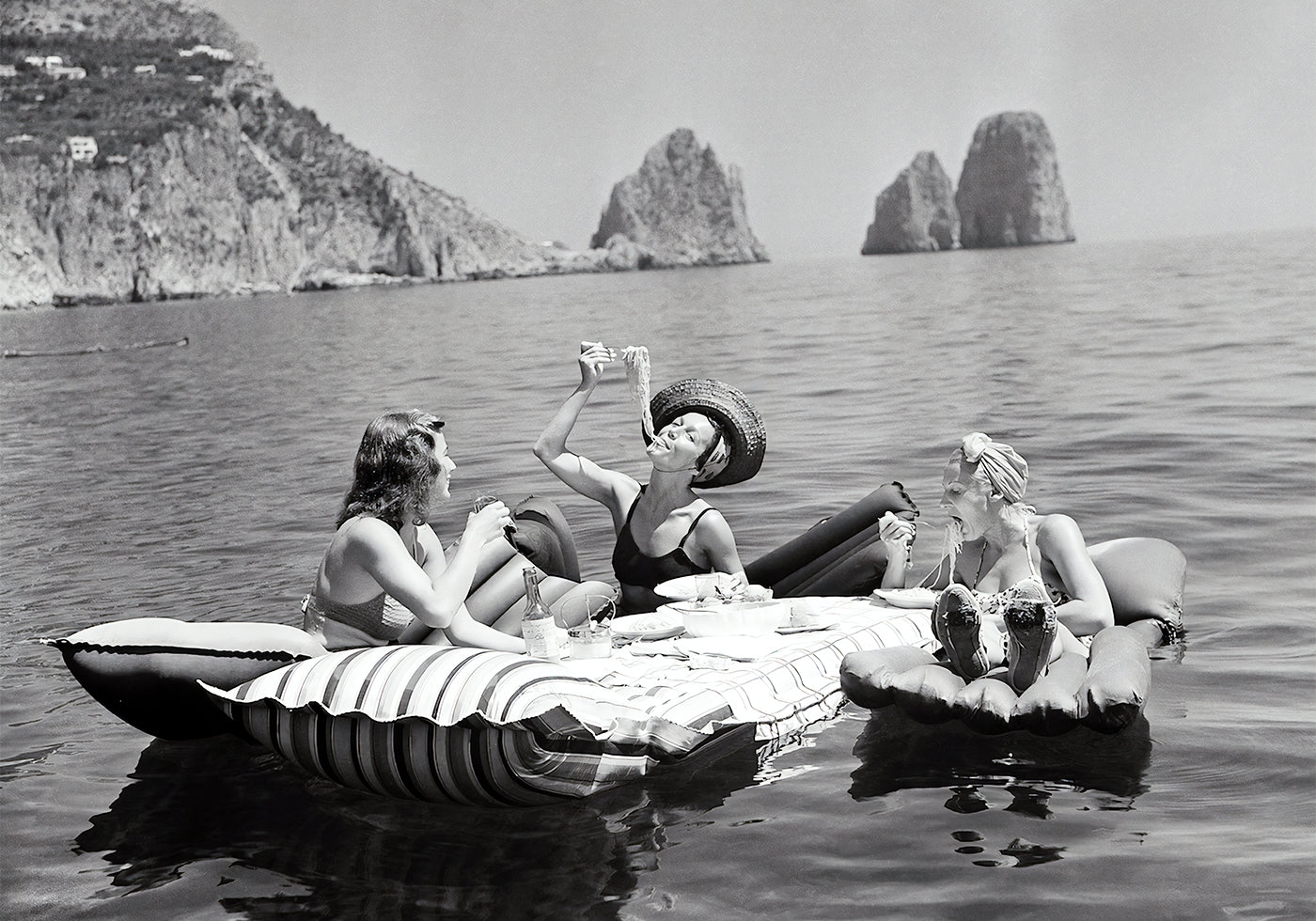 intage Summer, Women Eating Pasta on a Lake Plakat - Posterbox.dk