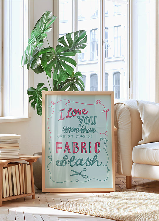 In een woonkamer hangt een ingelijste poster met een handgeschreven boodschap, met op de achtergrond een potplant en een boekenplank zichtbaar.
