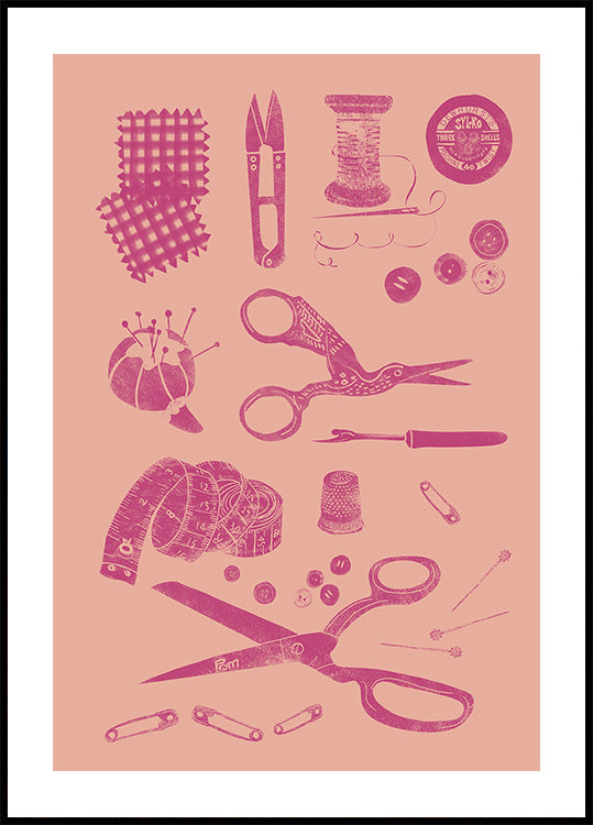 De afbeelding is een verzameling van verschillende naai- en knutselgereedschappen en materialen, waaronder scharen, spelden, naalden, knopen en meetlint, allemaal afgebeeld in een roze kleurenschema.