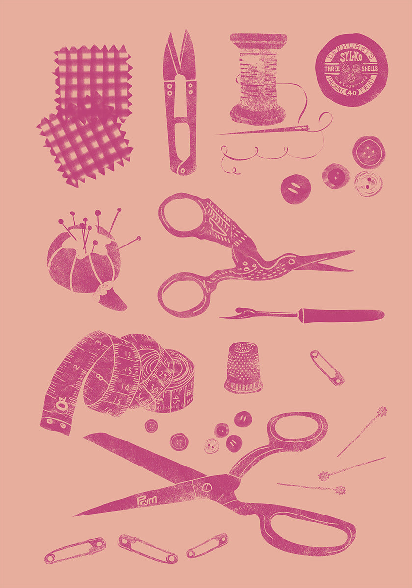 diverse naai- en knutselgereedschappen en benodigdheden, waaronder scharen, spelden, naalden, draad, knopen en een klos draad, allemaal afgebeeld in een roze en wit kleurenschema.
