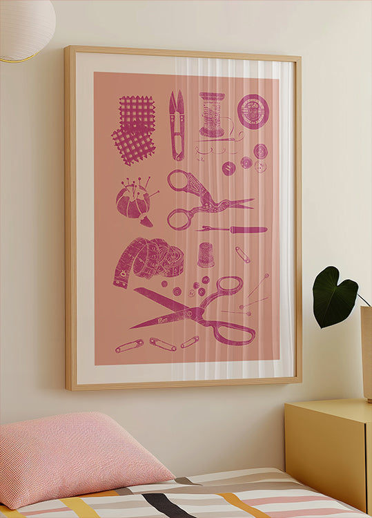 een ingelijste poster met naai- en knutselgereedschappen, waaronder scharen, spelden, naalden en andere naaigerelateerde artikelen, die aan de muur boven een bed hangt.