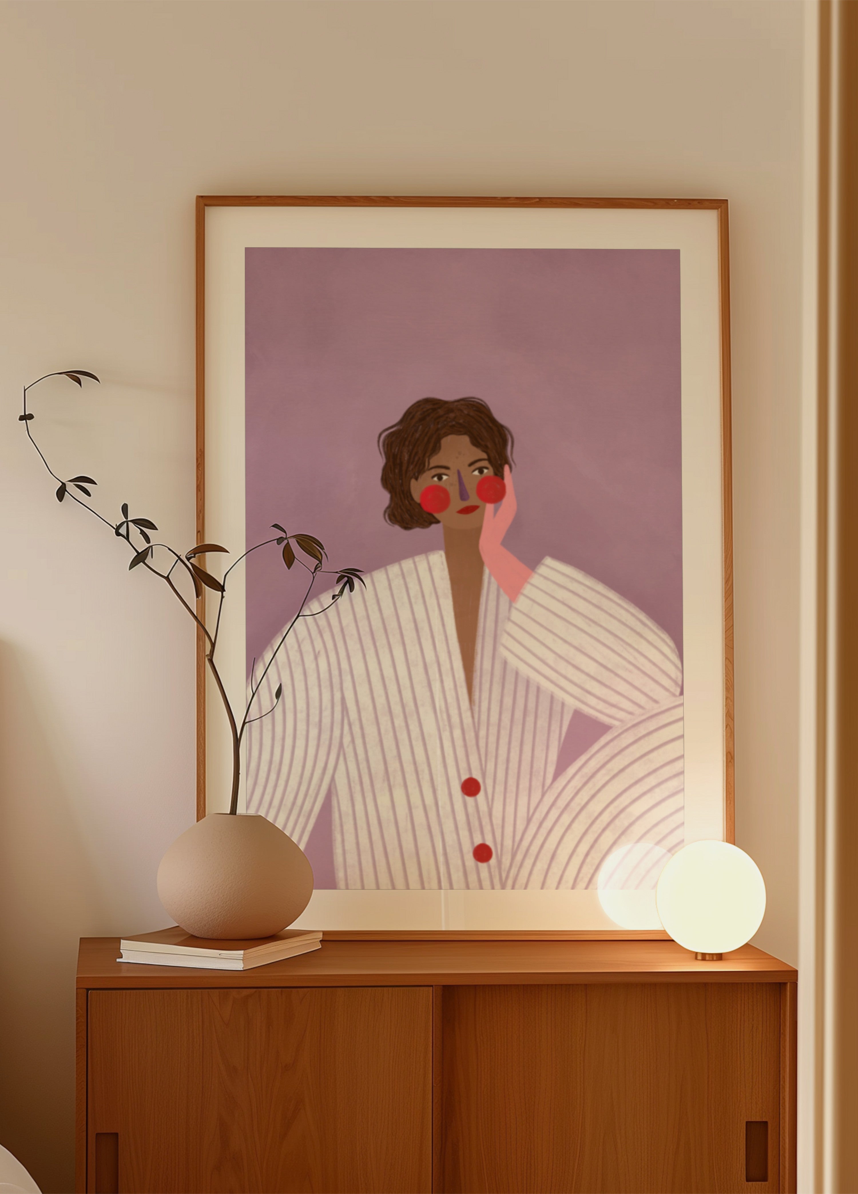 Dromerige vrouw in pyjama
