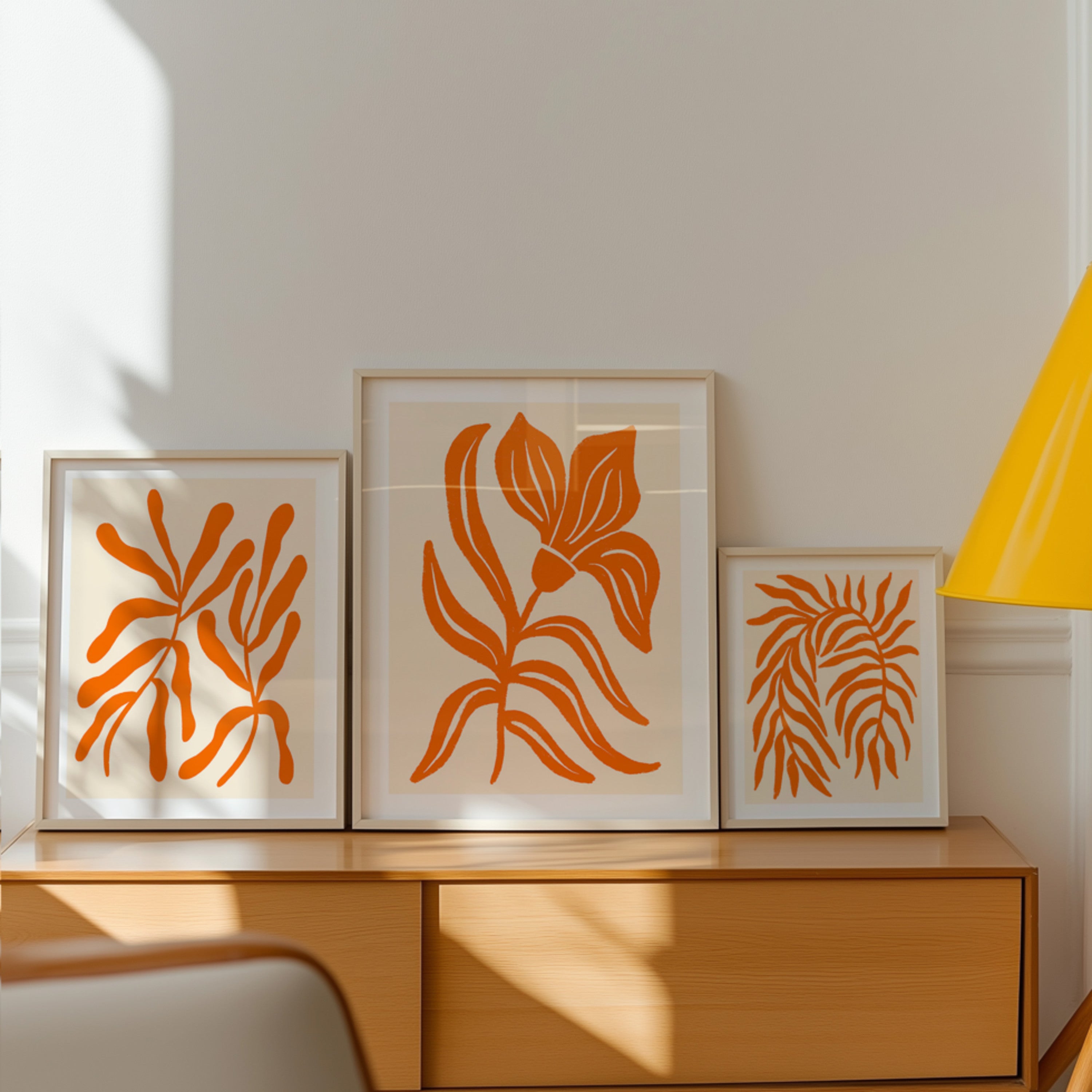 Poster met gele deur en oranje bloemen 