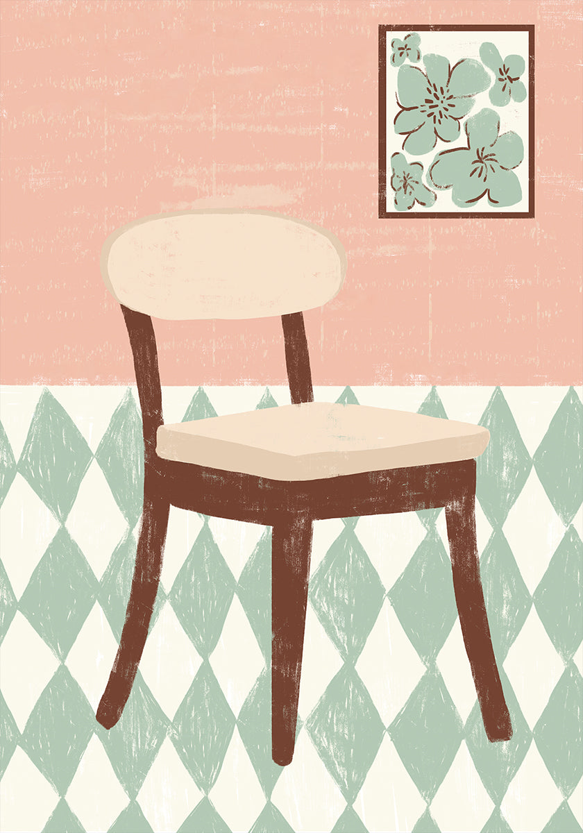 Een eenvoudige illustratie van een houten stoel met een wit kussen, tegen een roze en groen geblokte vloer en een ingelijst bloemenkunstwerk aan de muur.