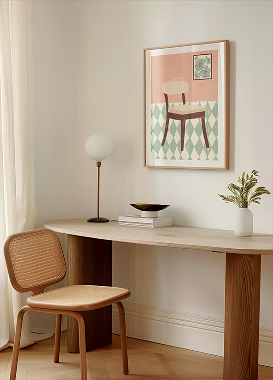 een gezellig hoekje van een kamer met een houten bureau, een geweven stoel, een lamp en een ingelijst kunstwerk van een stoel op een vloer met een patroon.