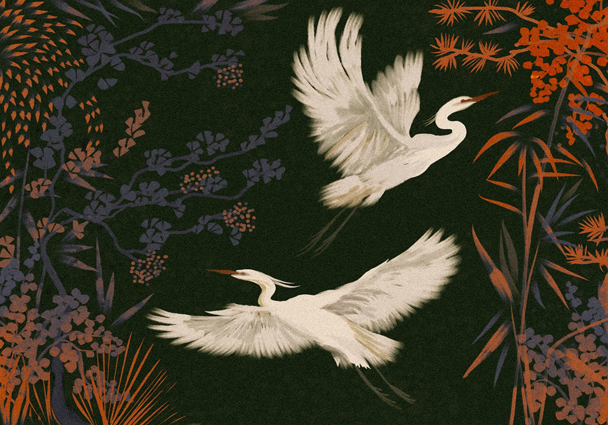 twee witte vogels tijdens de vlucht tegen een donkergroene achtergrond, omgeven door levendige oranje en paarse bloemen en bladeren.