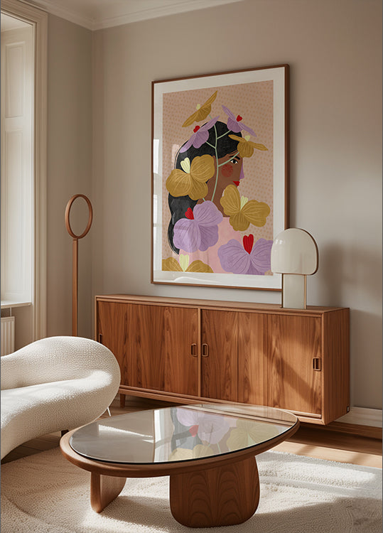 Verborgen achter de geelpaarse bloemenposter