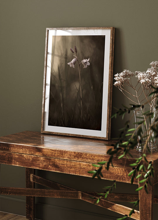 Een kleine bloem op de grond Poster
