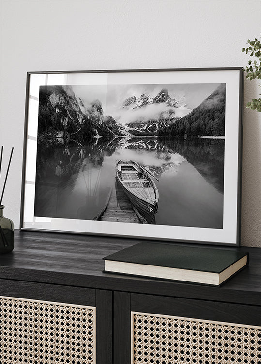 Een blanco y negro-poster