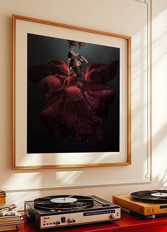 De dame in de rode poster