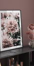 Soft Dahlia Bloom Plakat - Posterbox.dk