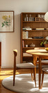 een gezellige en overzichtelijke woonkamer met een houten boekenplank, een ronde houten tafel en een houten stoel. De kamer heeft een warme en uitnodigende sfeer, waarbij natuurlijk licht door het raam naar binnen stroomt.