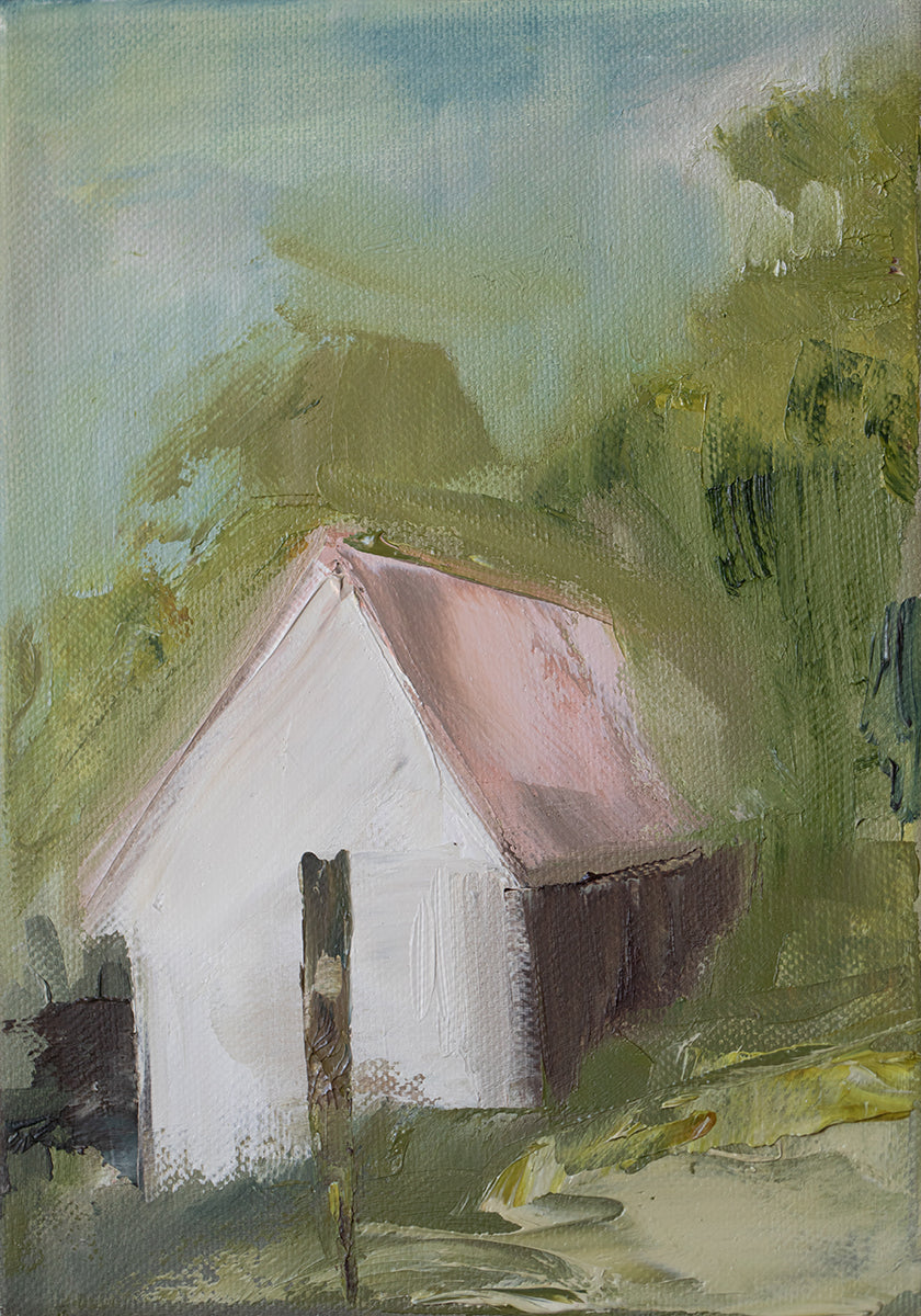 een wit huis met een roze dak, gelegen tegen een weelderig groen landschap met bomen en bladeren.