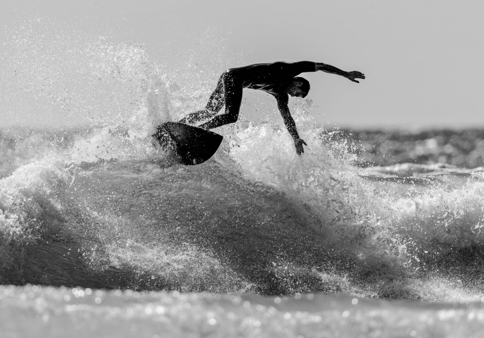 Surfer die op de oceaangolf rijdt