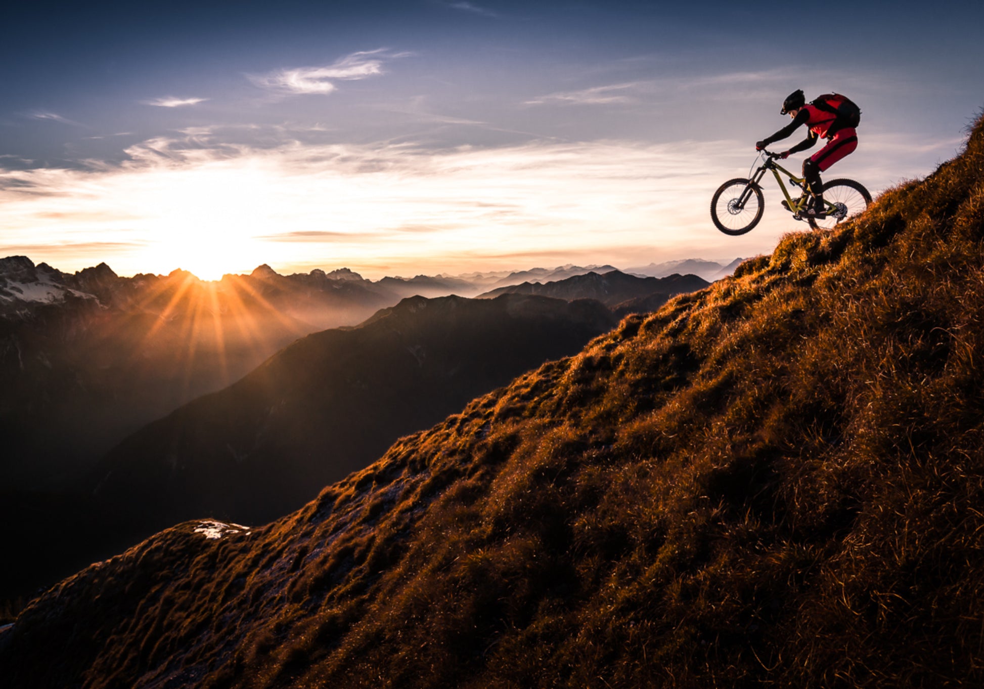 Mountainbike-avontuur bij zonsondergang