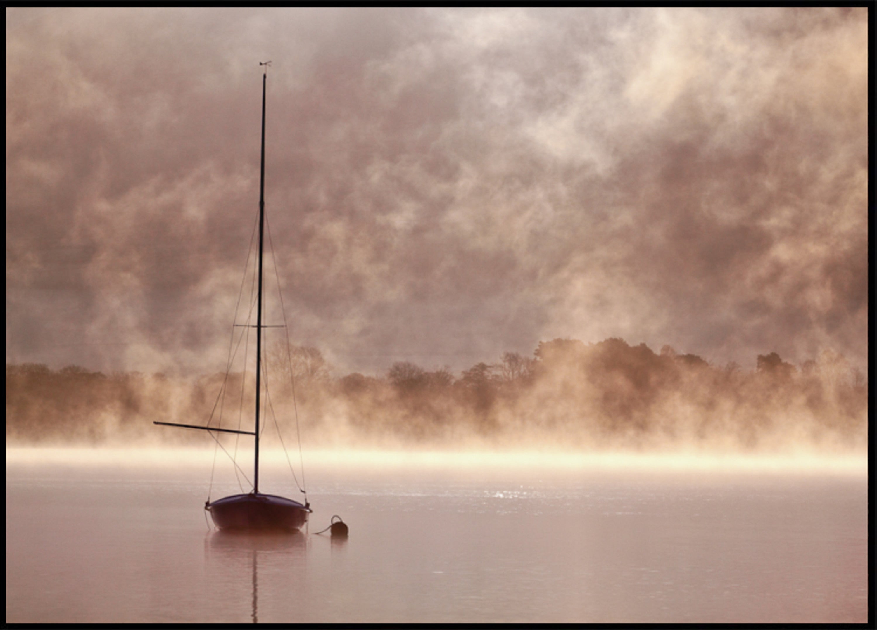 Mistige ochtendzeilboot