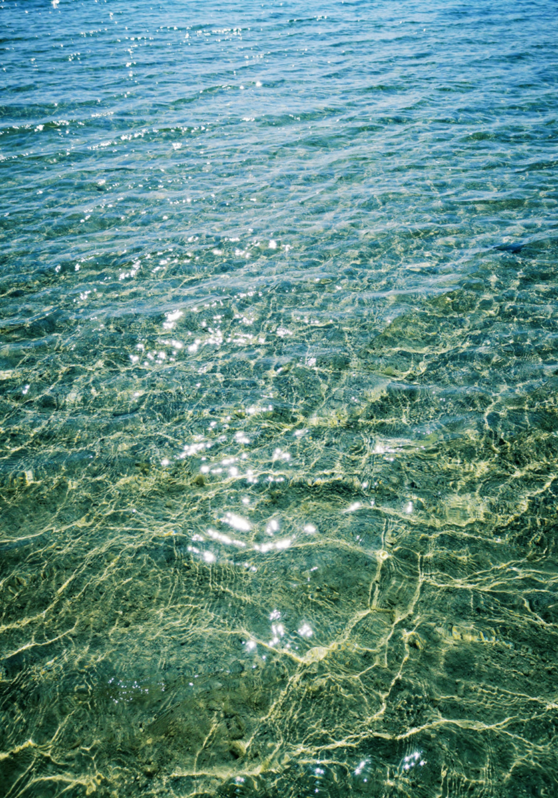 Zonlicht op helder water