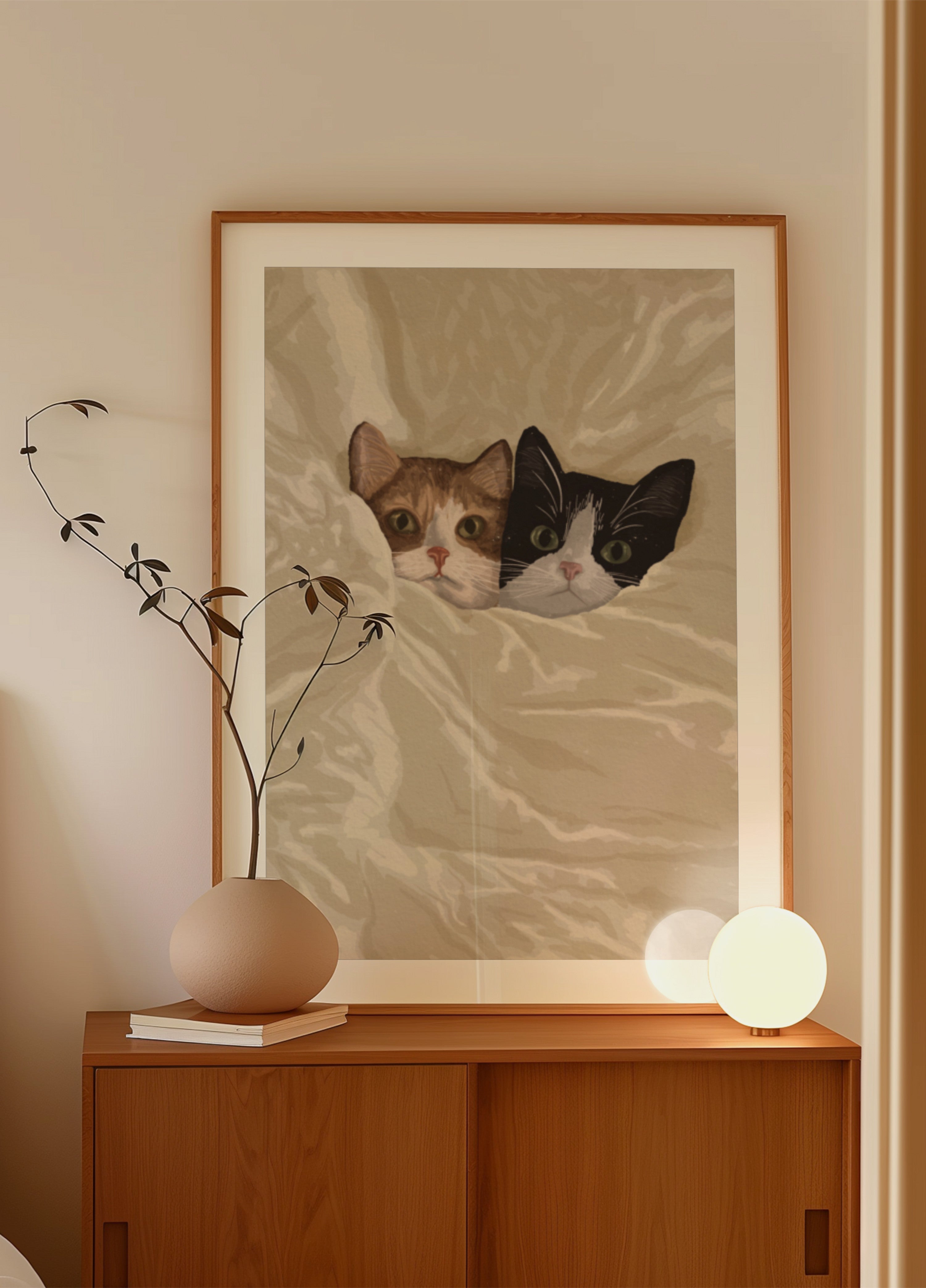 Gezellige katten die naar buiten gluren