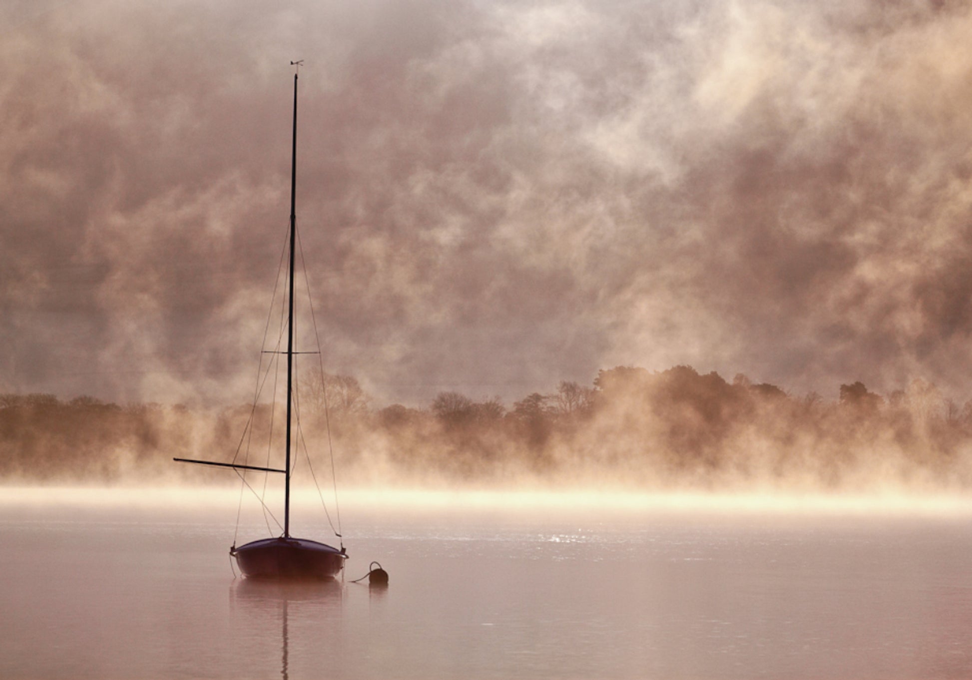 Mistige ochtendzeilboot