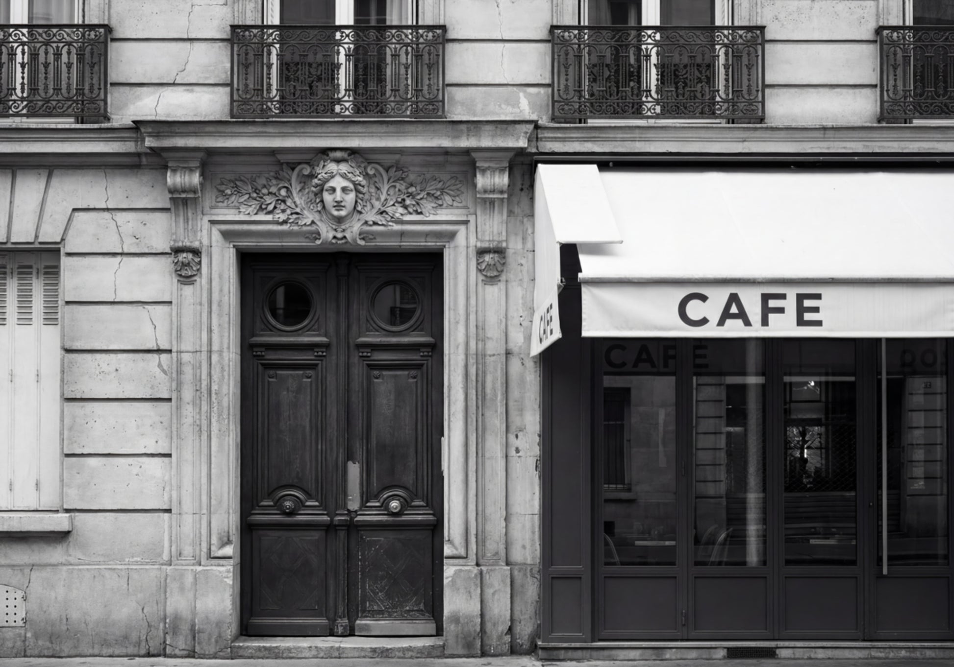 Parijse cafévoorgevel
