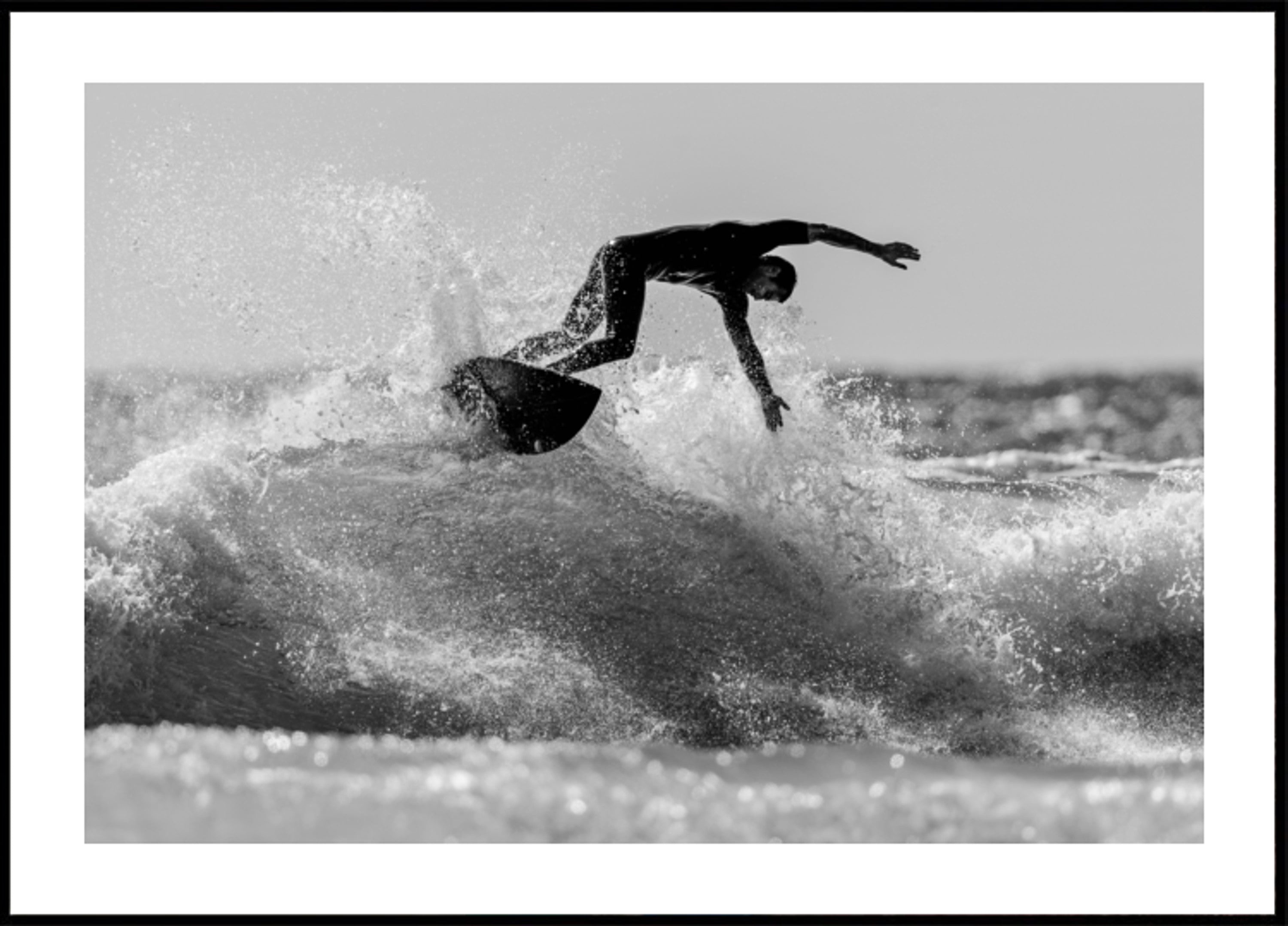 Surfer die op de oceaangolf rijdt