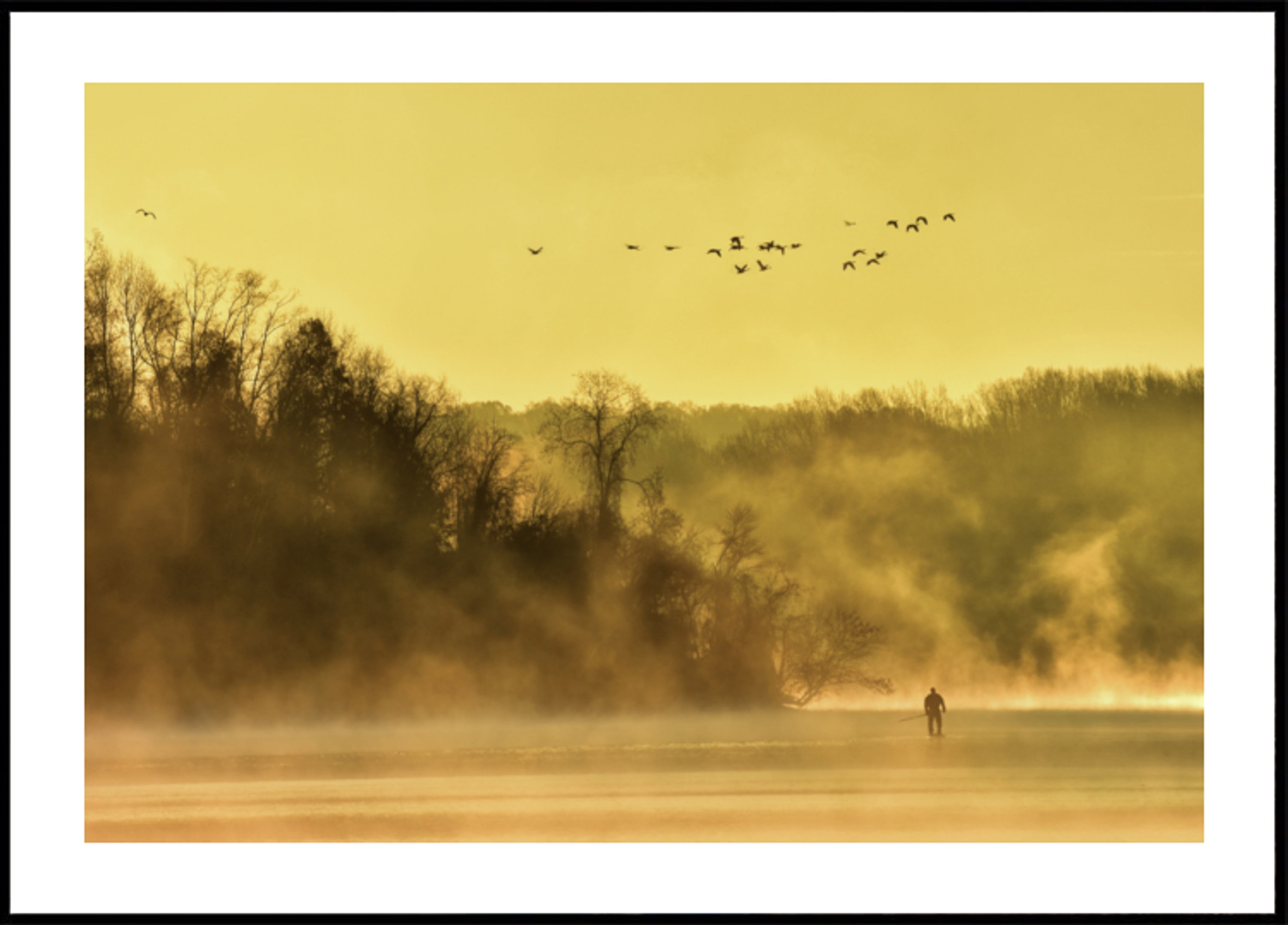 Gouden mist eenzame figuur