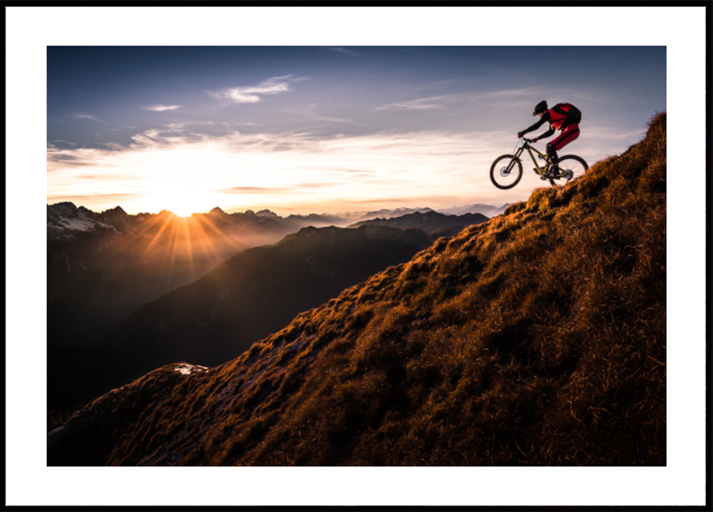 Mountainbike-avontuur bij zonsondergang