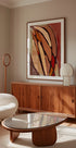 een moderne woonkamer met een groot abstract schilderij aan de muur, een houten kast, een witte bank en een salontafel met glazen blad.