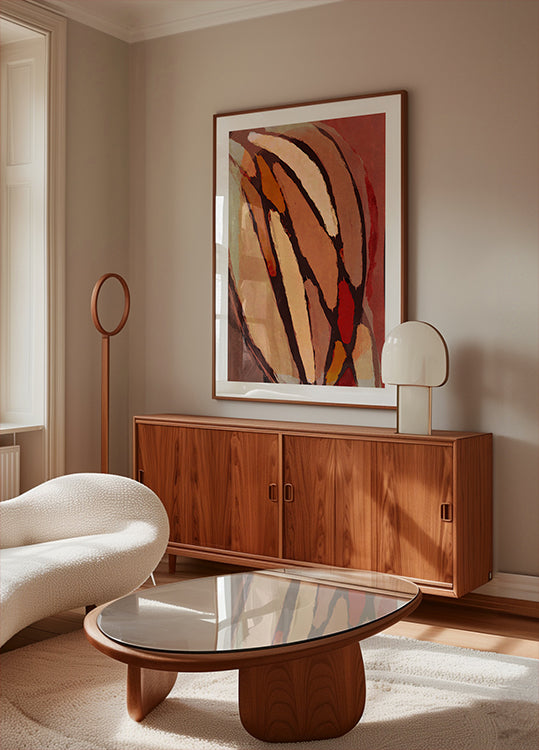 een moderne woonkamer met een groot abstract schilderij aan de muur, een houten kast, een witte bank en een salontafel met glazen blad.